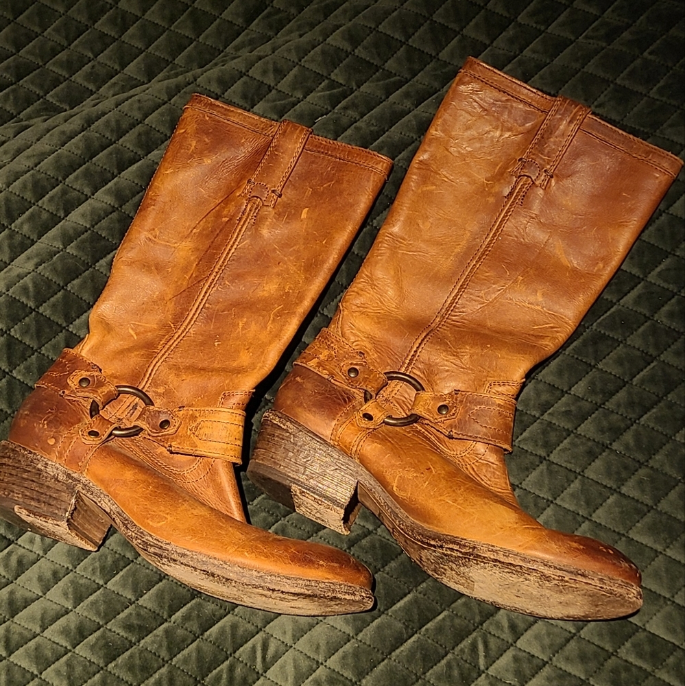 FRYE 6.5 Carson Harness Boots Cognac